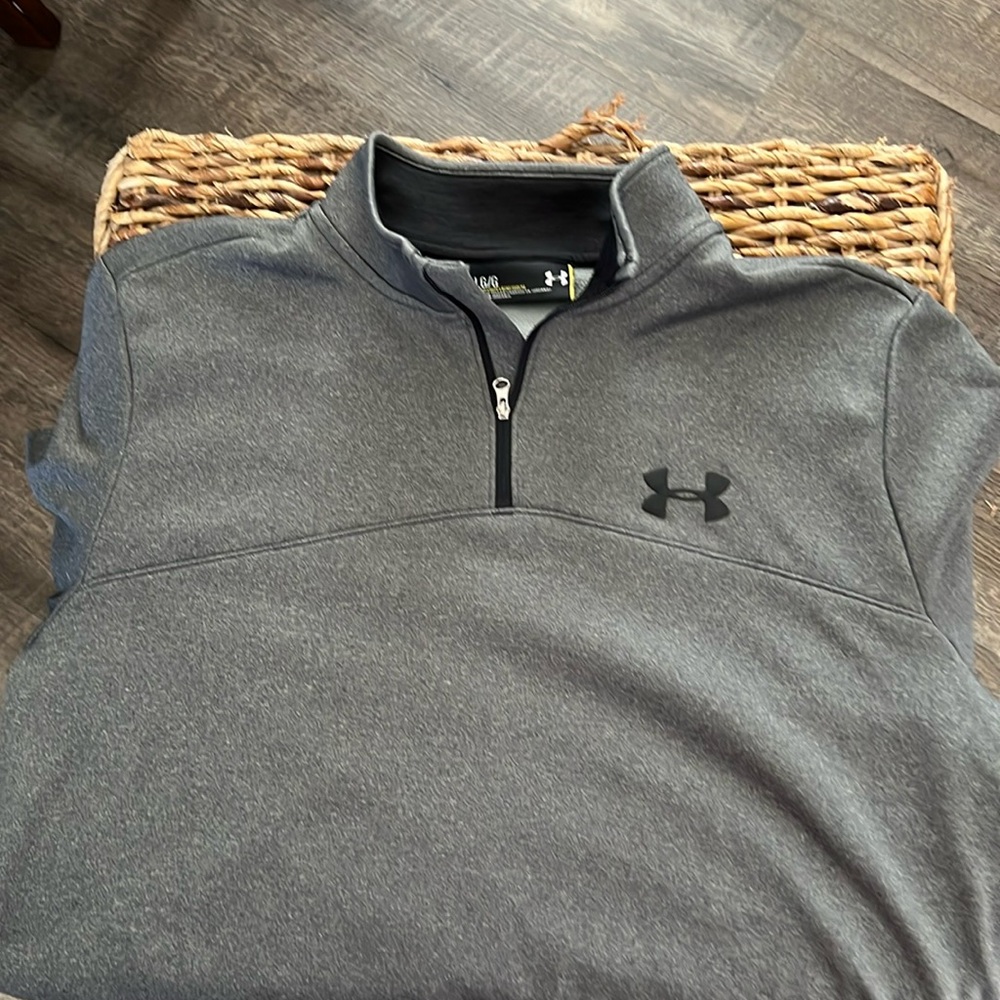 Mens Under Armor Pullover.